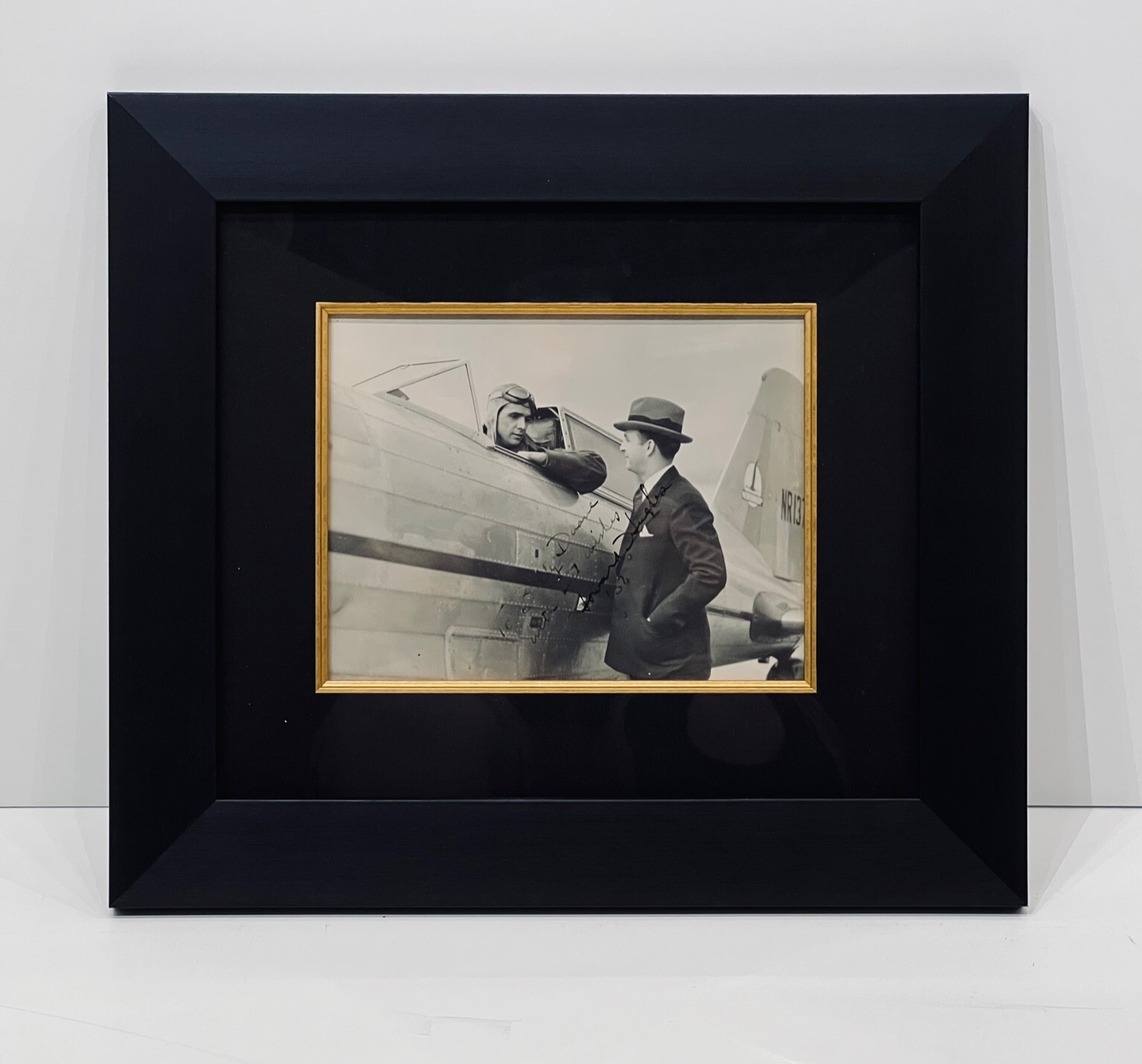 EXTREMELY RARE FIND - HISTORIC HAND-SIGNED HOWARD HUGHES PHOTOGRAPH EXTREMELY RARE FIND - HISTORIC HAND-SIGNED HOWARD HUGHES PHOTOGRAPH