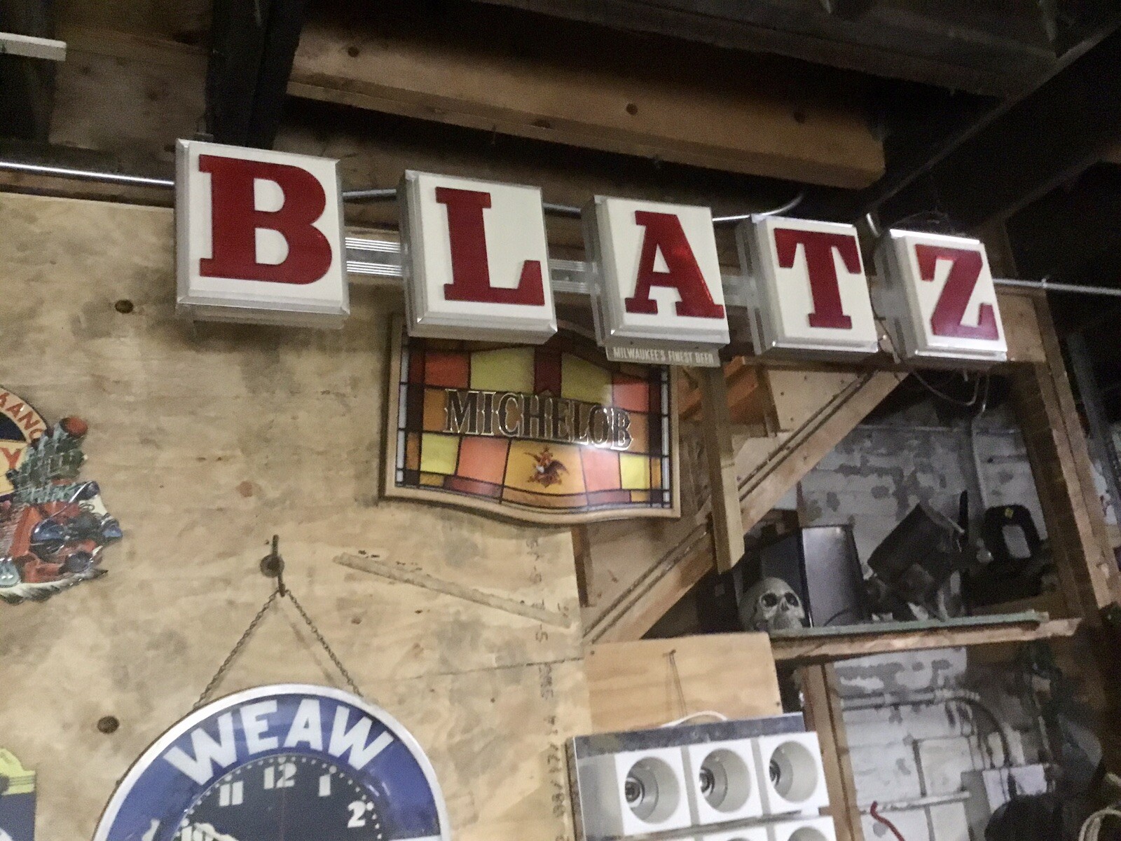 VINTAGE LIGHTED BLATZ BEER SIGN VINTAGE LIGHTED BLATZ BEER SIGN