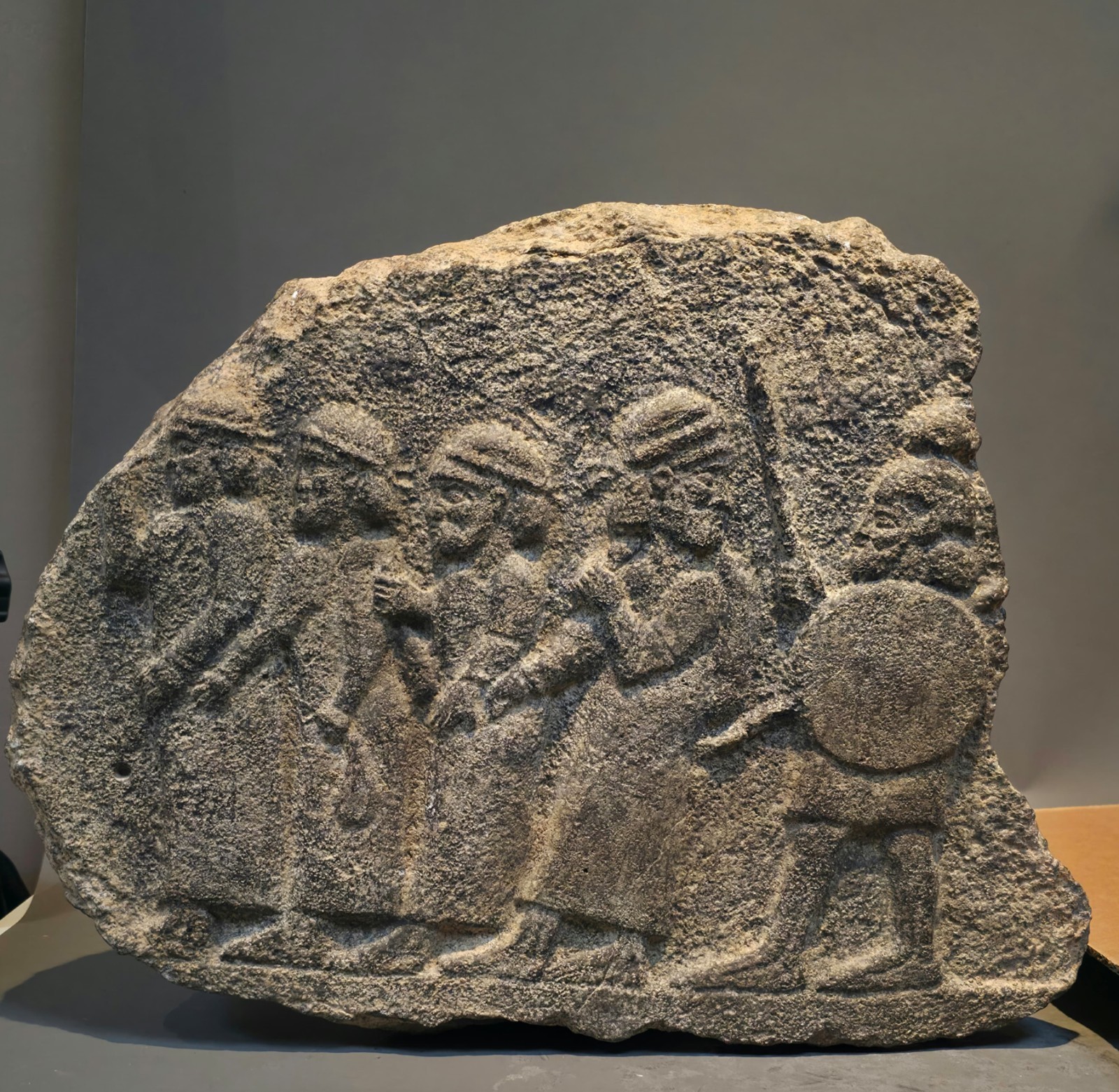 SCARCE HITTITE DIETY A LARGE STONE WALL FRAGMENT WITH STORY DEPICTING SOLDIERS. SCARCE HITTITE DIETY A LARGE STONE WALL FRAGMENT WITH STORY DEPICTING SOLDIERS.