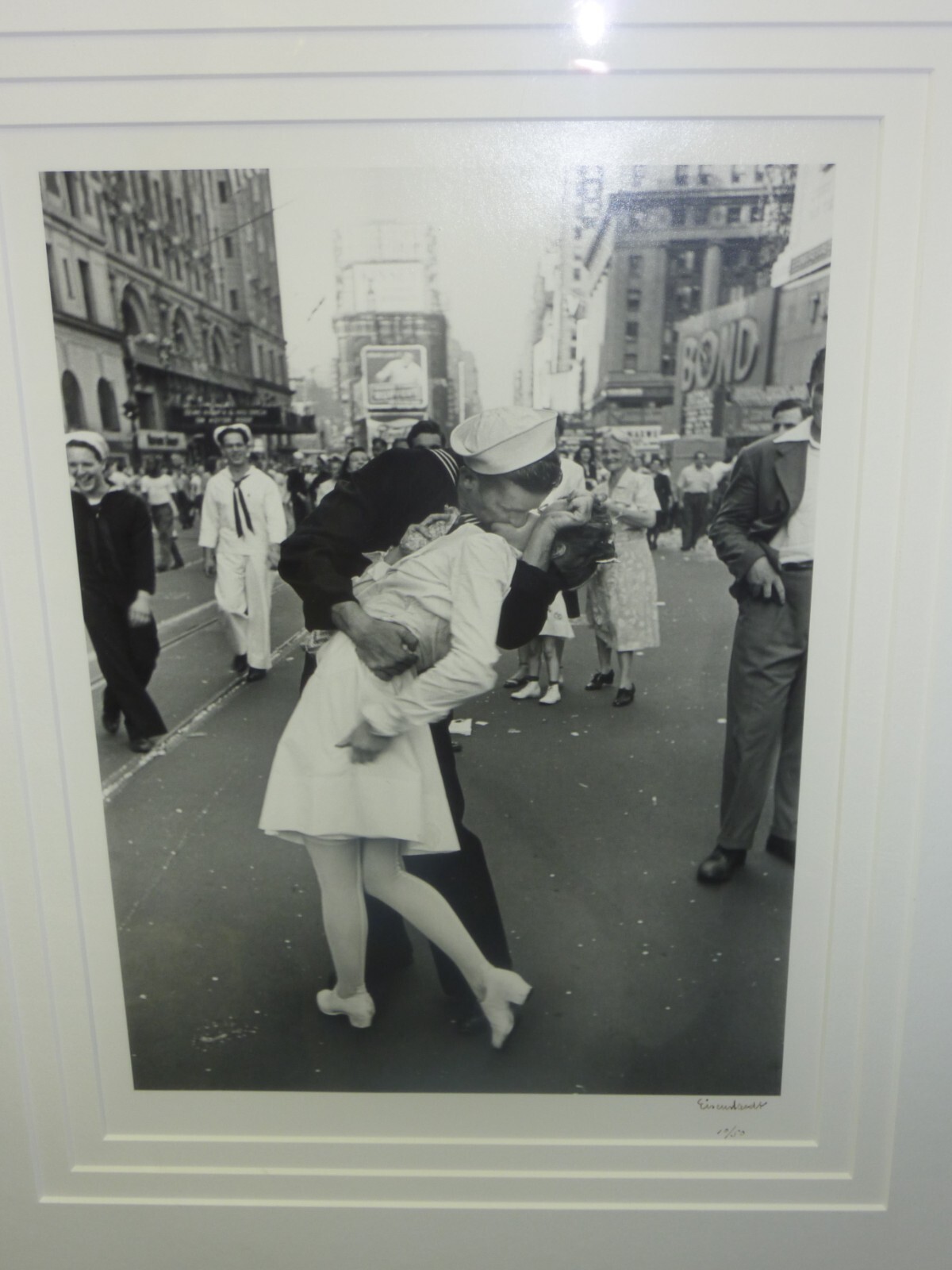 Alfred Eisenstaedt Signed Photo V-J Day Times Square Alfred Eisenstaedt Signed Photo V-J Day Times Square