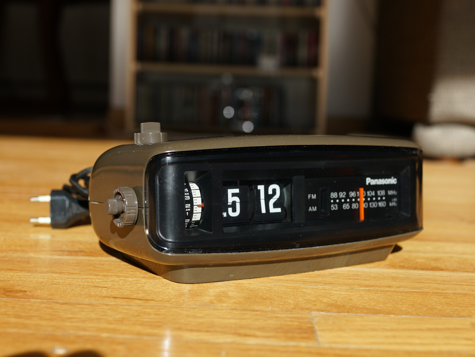 Panasonic Flip Clock Alarm Vintage Radio Eames Danish 60Hz 50Hz 220v 110v