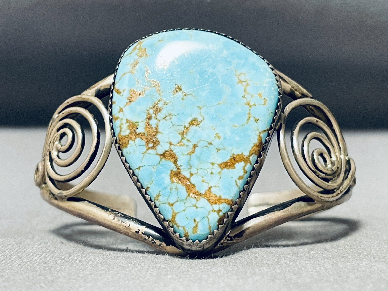ONE OF THE BIGGEST VINTAGE NAVAJO #8 TURQUOISE STERLING SILVER BRACELET ONE OF THE BIGGEST VINTAGE NAVAJO #8 TURQUOISE STERLING SILVER BRACELET