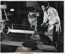 1953 Press Photo Westinghouse labs Dr ZM Shapiro & zirconium wire picture