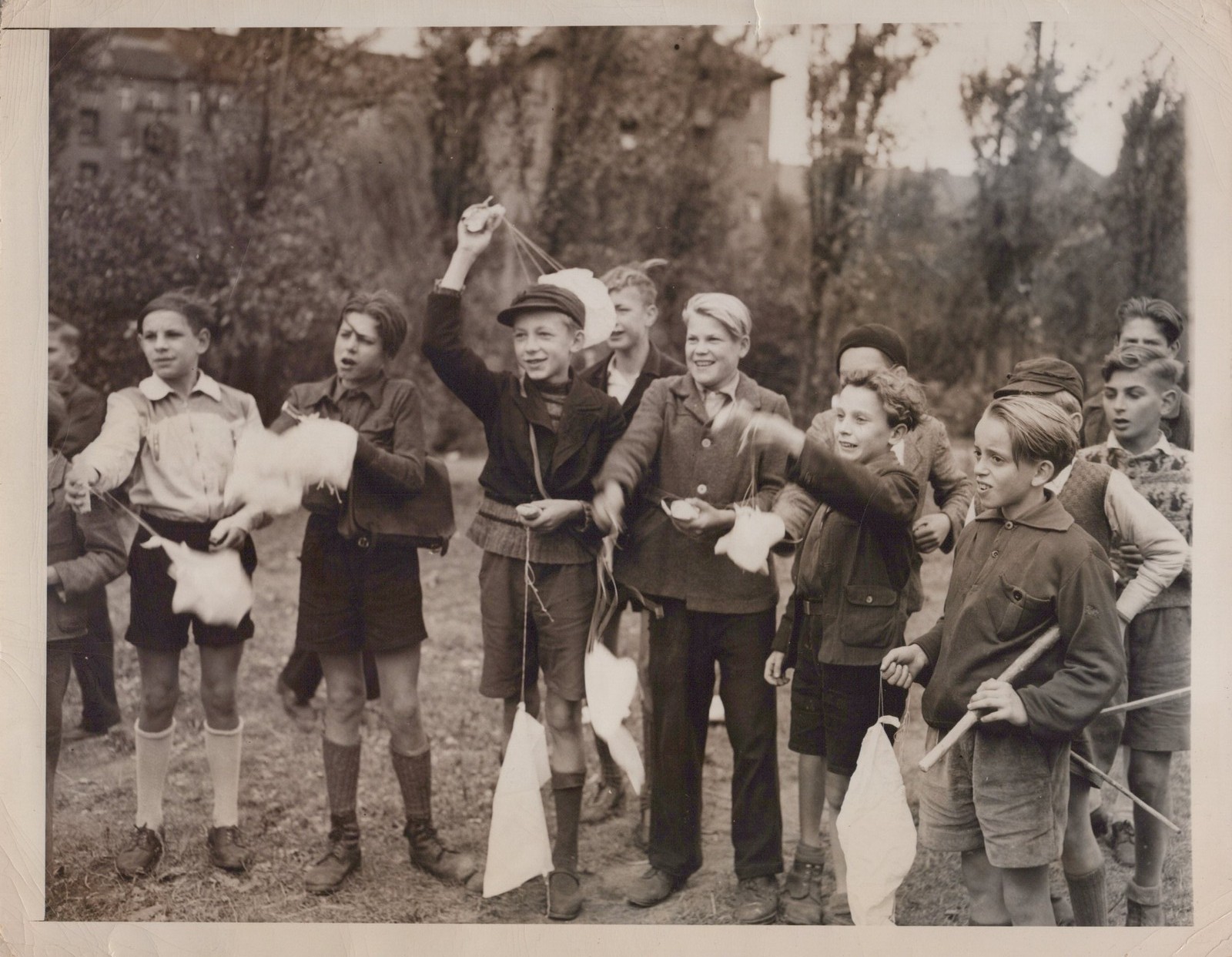 Postwar Berlin Tempelhof kids airlift candy 1948 - Original Press Photo Postwar Berlin Tempelhof kids airlift candy 1948 - Original Press Photo