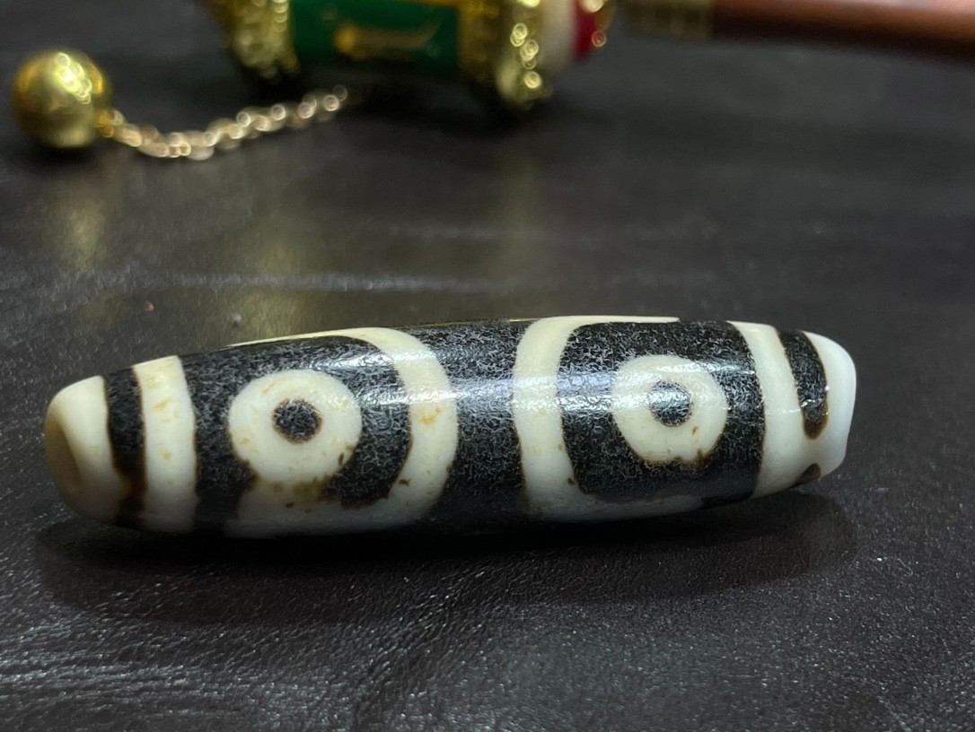 Tibetan Nepalese Himalayan Bead Ancient agate Old Dzi Talisman 3 eye Bead Amulet Tibetan Nepalese Himalayan Bead Ancient agate Old Dzi Talisman 3 eye Bead Amulet