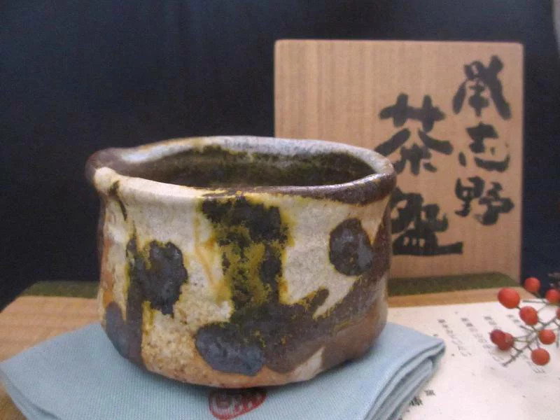 Ceramic Tea Bowl Kazuji Sato Nezumi Shino Plum Blossom 12.6cm (5in) Japan Ceramic Tea Bowl Kazuji Sato Nezumi Shino Plum Blossom 12.6cm (5in) Japan